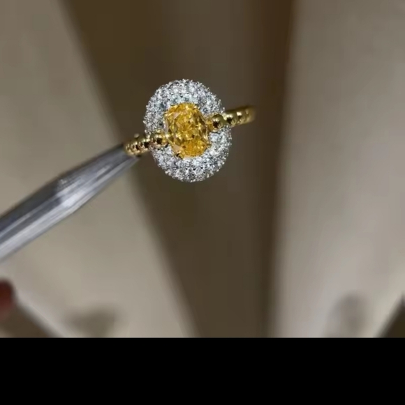 Elegant Gold Women's Ring - Picture 8 of 10